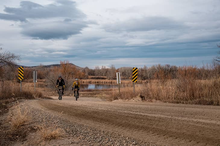 Un Cycliste Senior Met Une Cagoule Et Un Casque Pour Le Vélo D'hiver Froid,  La Ville De Fort Collins, Dans Le Nord Du Colorado, Dispose D'un Réseau  Dense De Sentiers Polyvalents Récréatifs